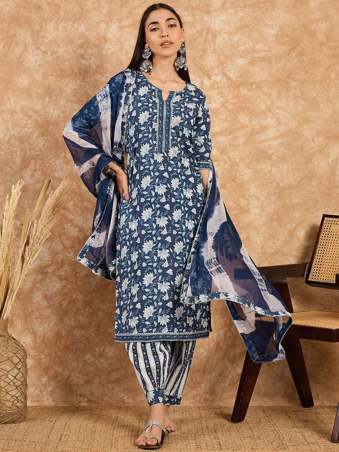 

DIVASTRI Women Floral Printed Regular Pure Cotton Kurta with Trousers & With Dupatta, Navy blue