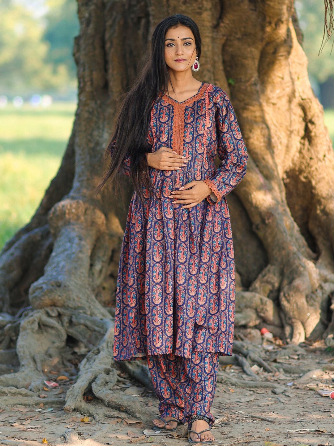 

Aujjessa Women Ethnic Motifs Printed Regular Kurta with Trousers, Navy blue
