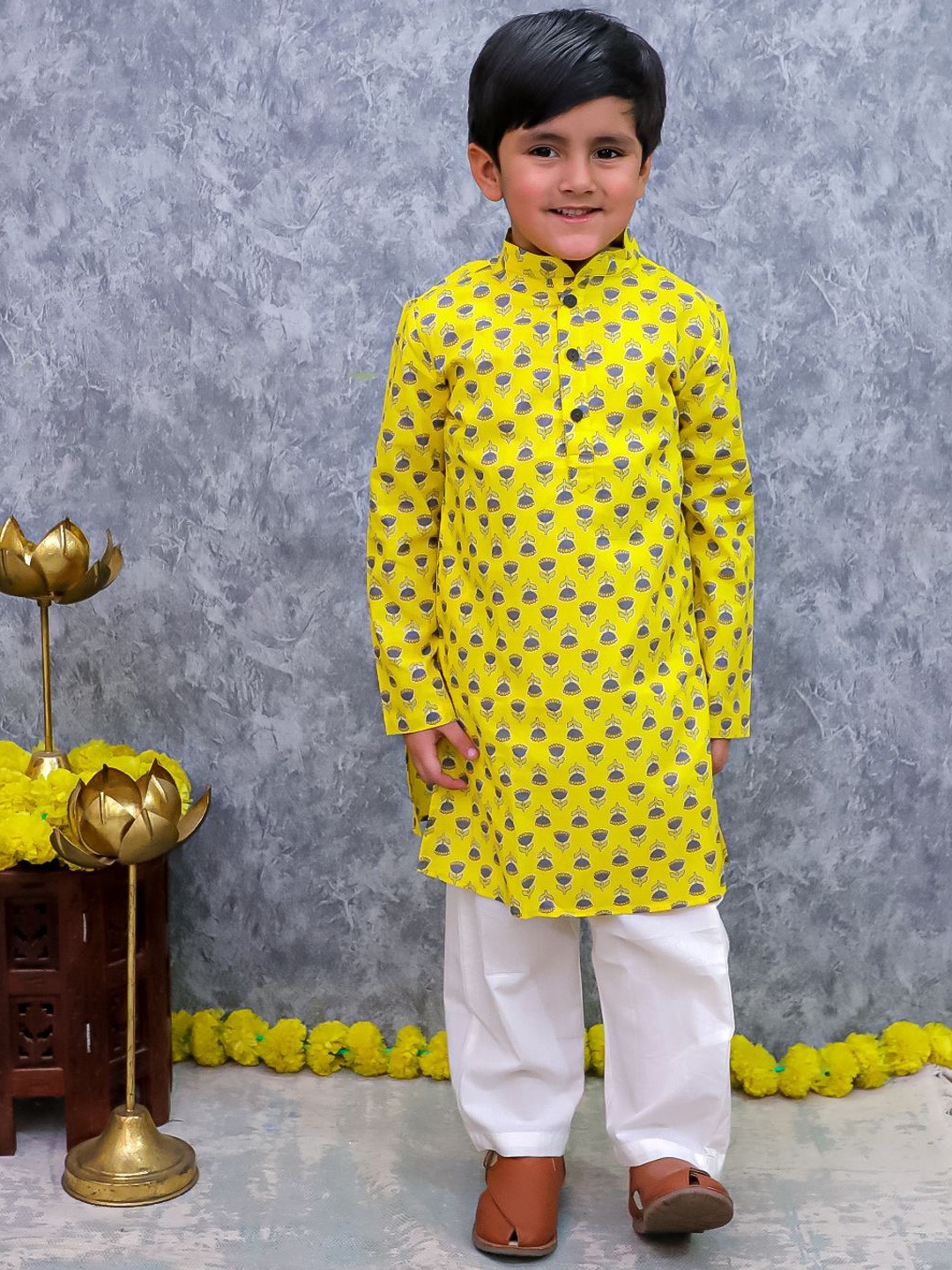 

UNBIND Boys Floral Printed Regular Pure Cotton Kurta with Pyjamas, Yellow