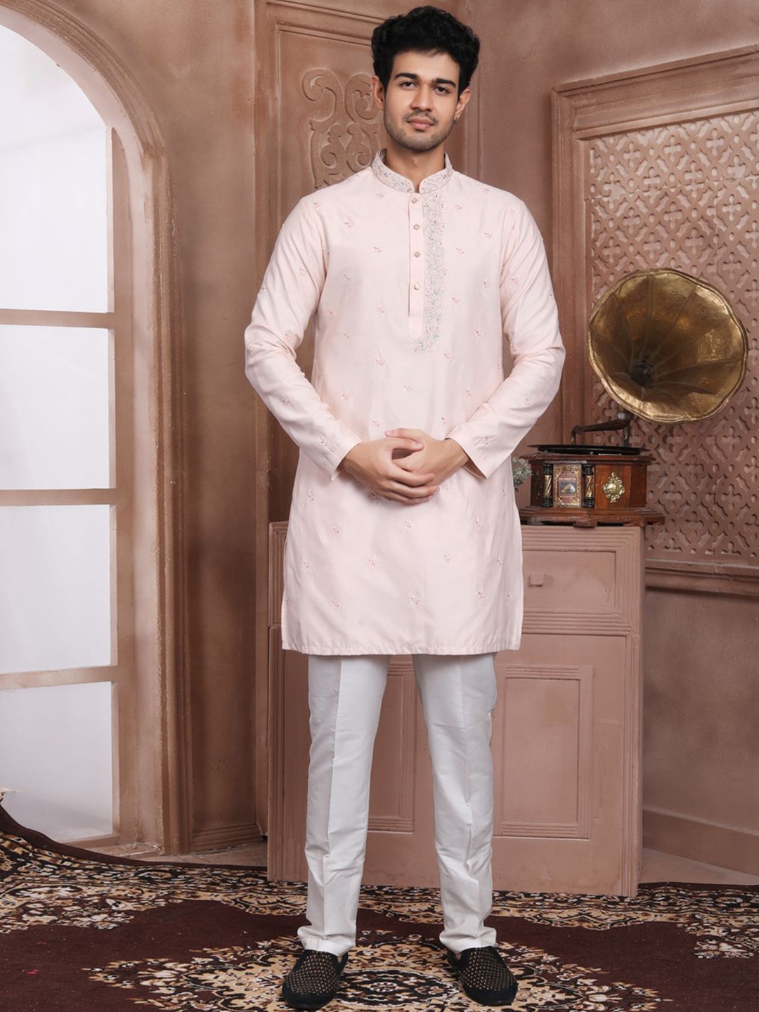 

EVASTRO Men Embroidered Kurta, Peach