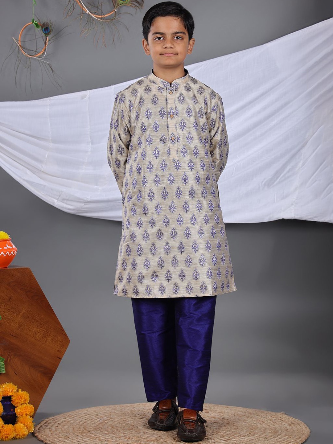 

Pehanaava Boys Floral Regular Kurta with Pyjamas, Navy blue