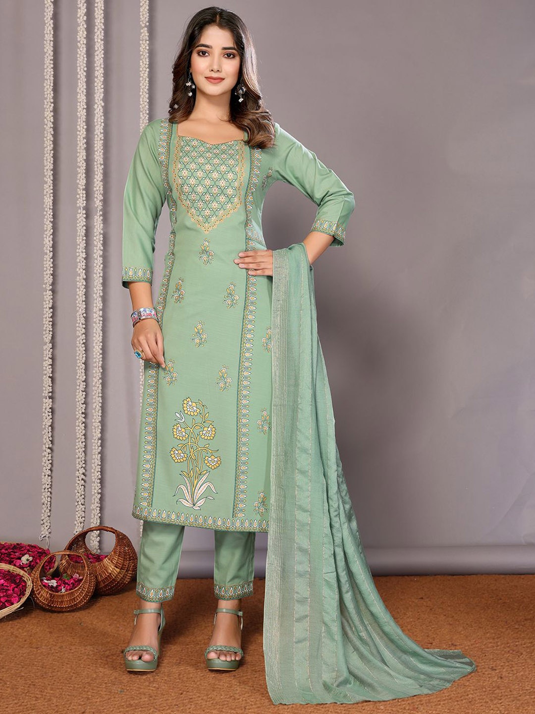 

DIVASTRI Women Floral Printed Regular Kurta with Trousers & With Dupatta, Green