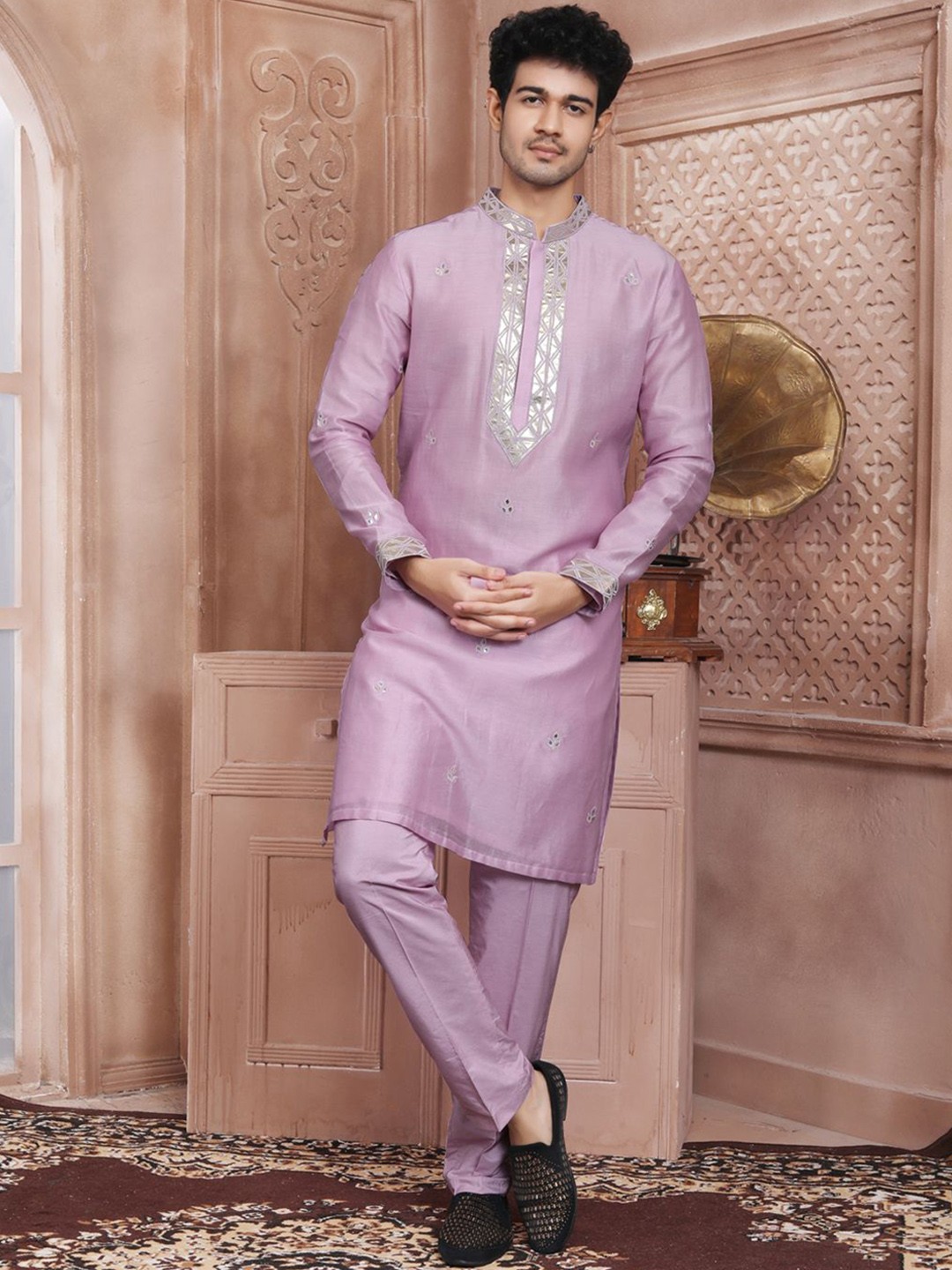 

EVASTRO Men Floral Embroidered Regular Kurta with Trousers, Purple