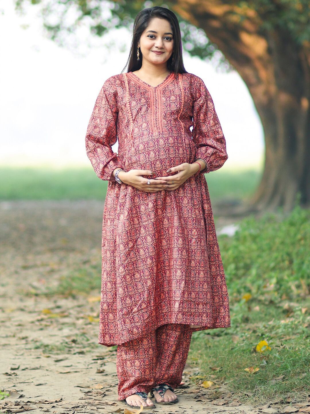 

Aujjessa Women Ethnic Motifs Printed Regular Kurta with Trousers, Brown