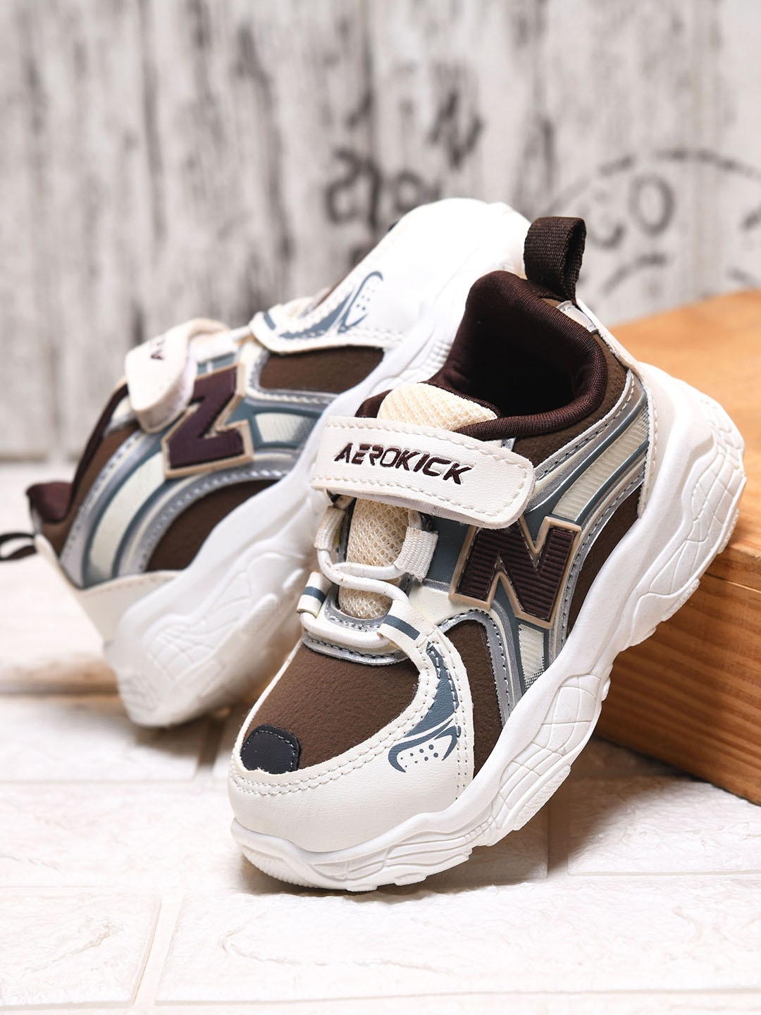 

Lil Lollipop Unisex Kids Striped Sneakers, Brown
