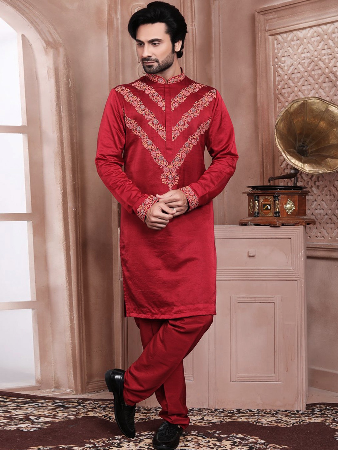 

EVASTRO Men Embroidered Regular Kurta with Trousers, Red
