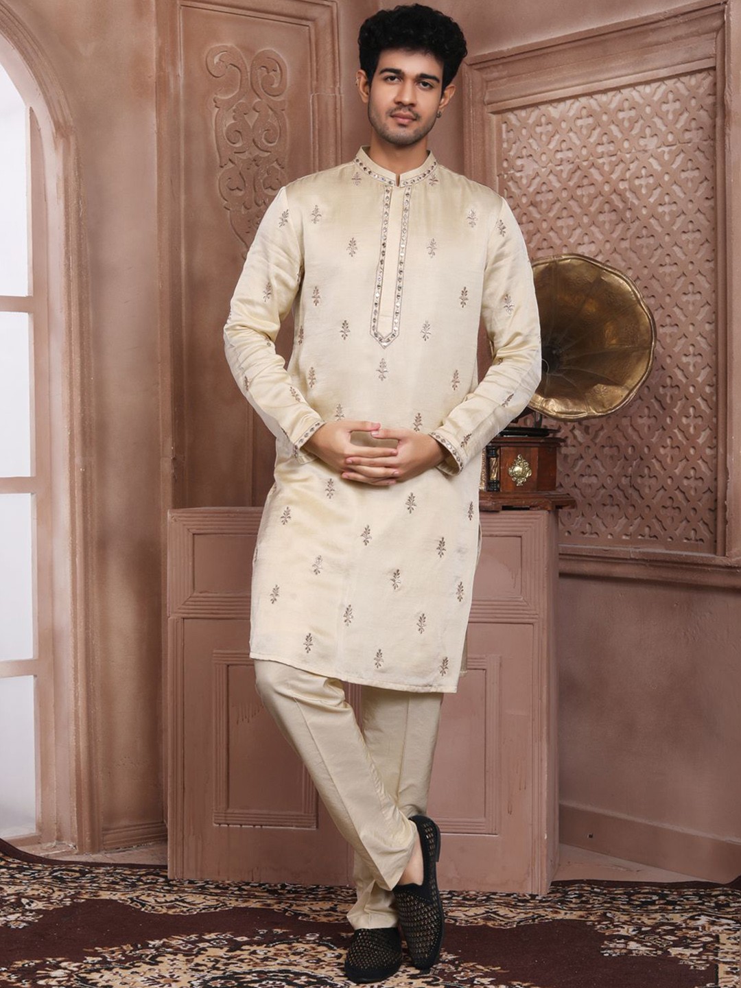 

EVASTRO Men Floral Embroidered Regular Kurta with Trousers, Off white