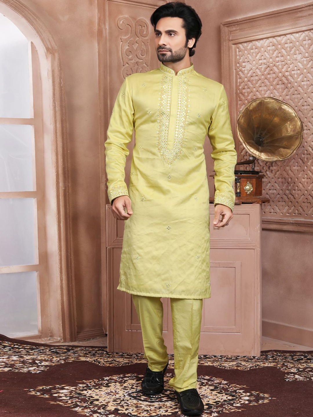 

EVASTRO Men Embroidered Kurta, Yellow