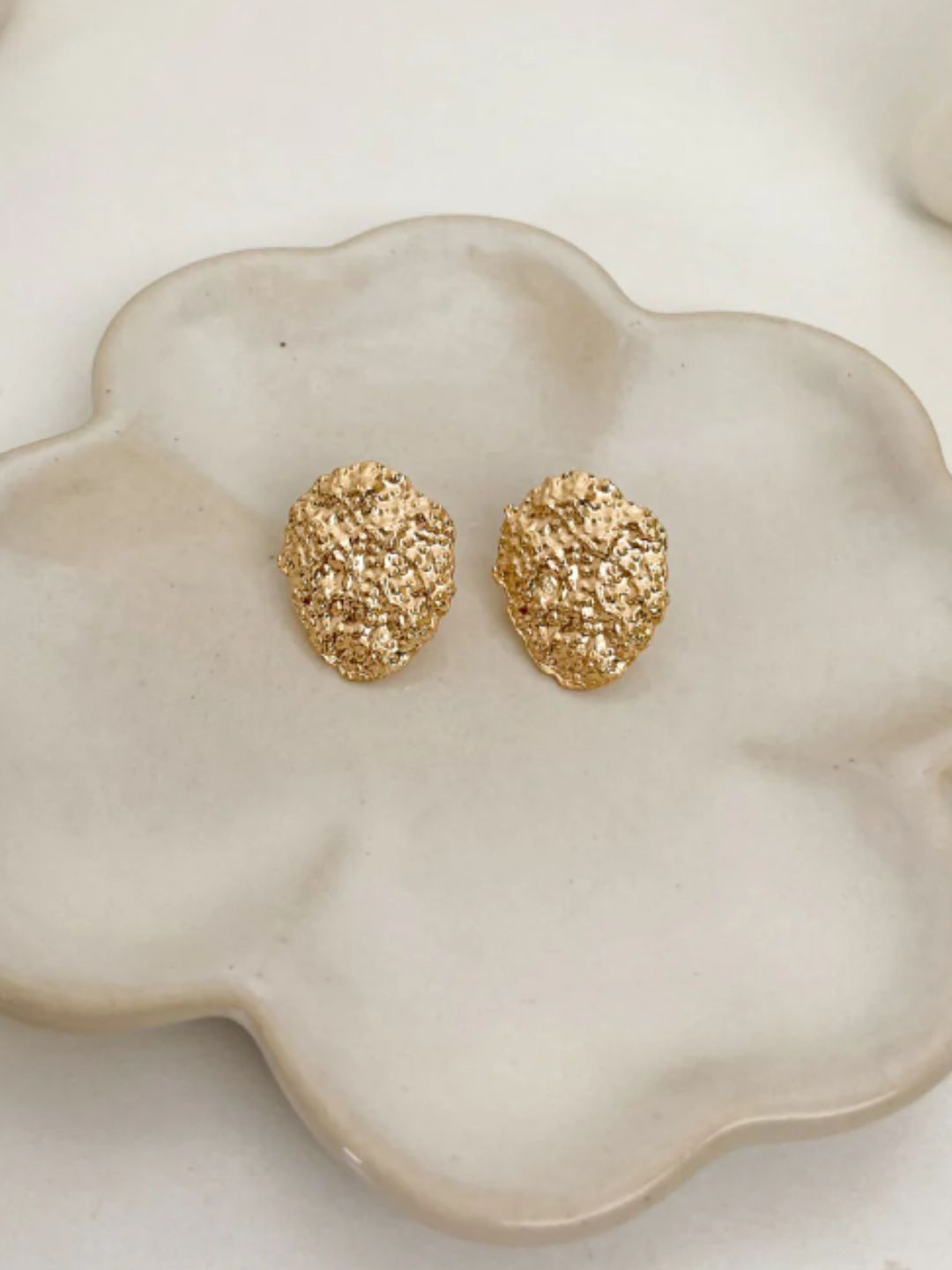 

DressBerry Oval Studs Earrings, Gold