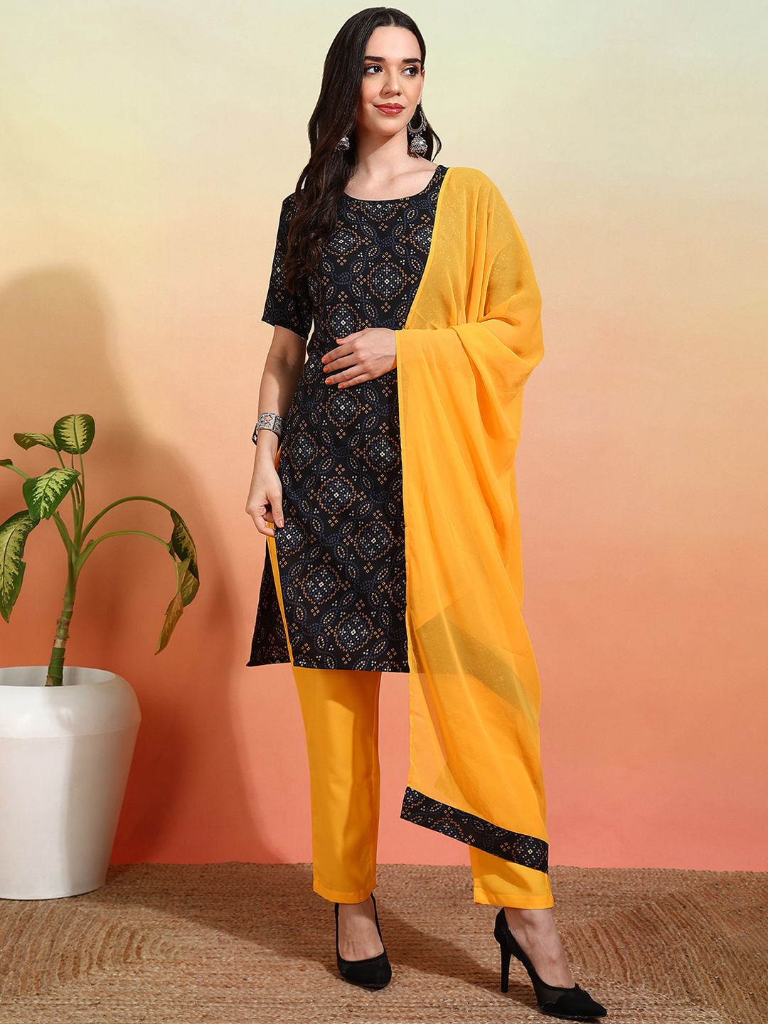 

DIVASTRI Women Bandhani Printed Regular Kurta with Trousers & With Dupatta, Black