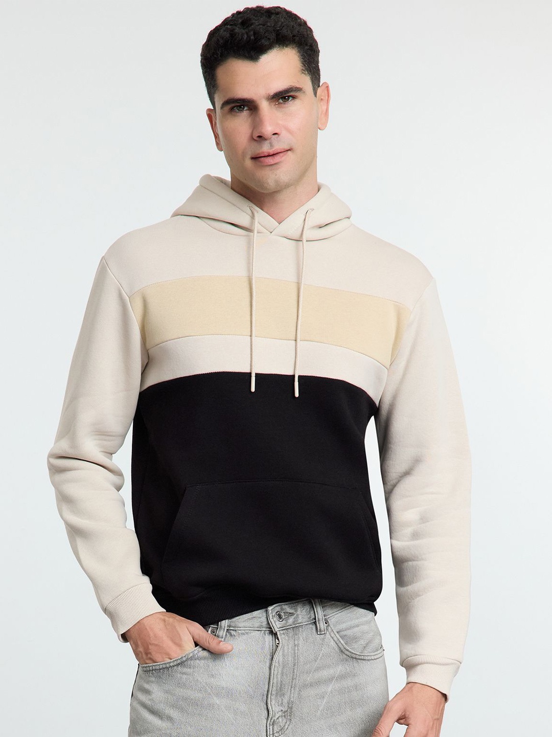 

Trendyol Men Colourblocked Sweatshirt, Na
