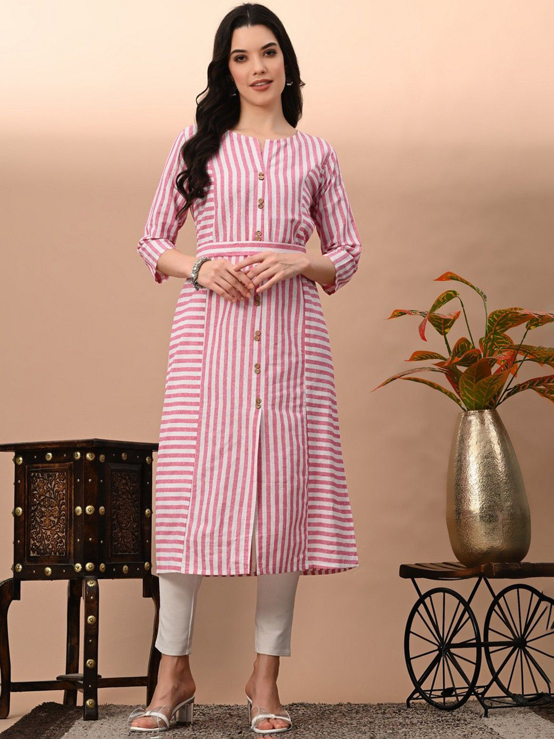 

Kairab Women Printed Flared Sleeves Thread Work Kurta, Pink