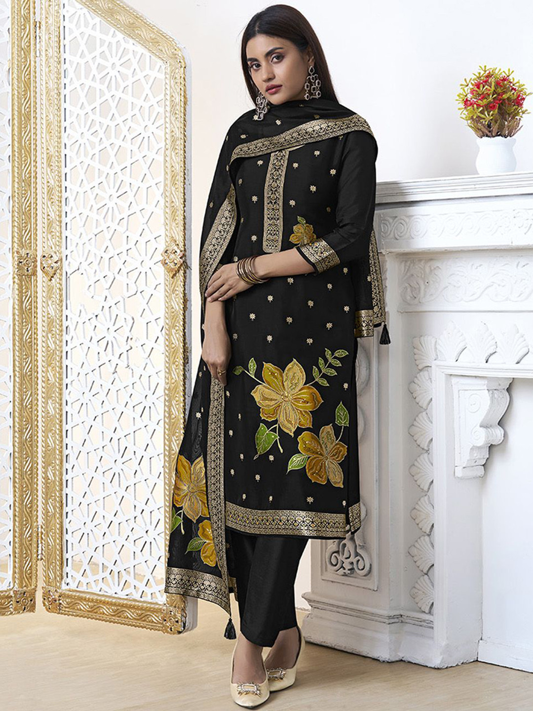 

Seerat Women Ethnic Motifs Regular Kurta with Trousers & With Dupatta, Black