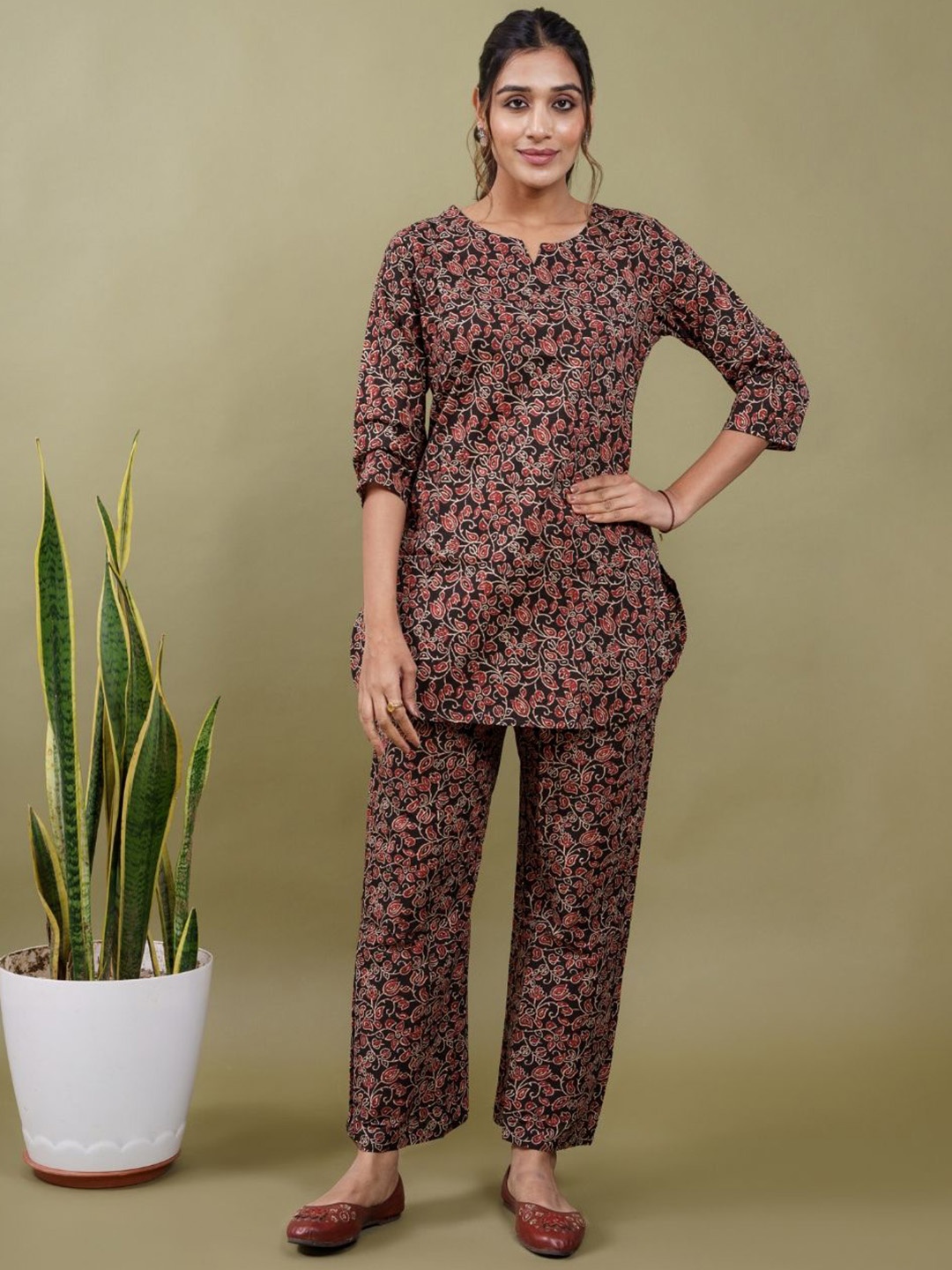 

EKISHA Women Floral Printed Co Ord Set, Black