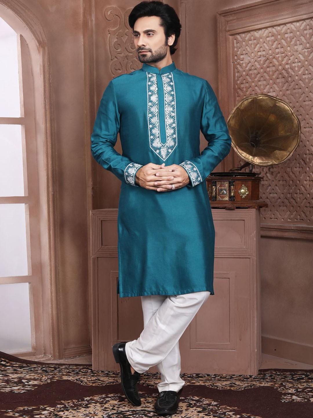 

EVASTRO Men Embroidered Kurta, Turquoise blue