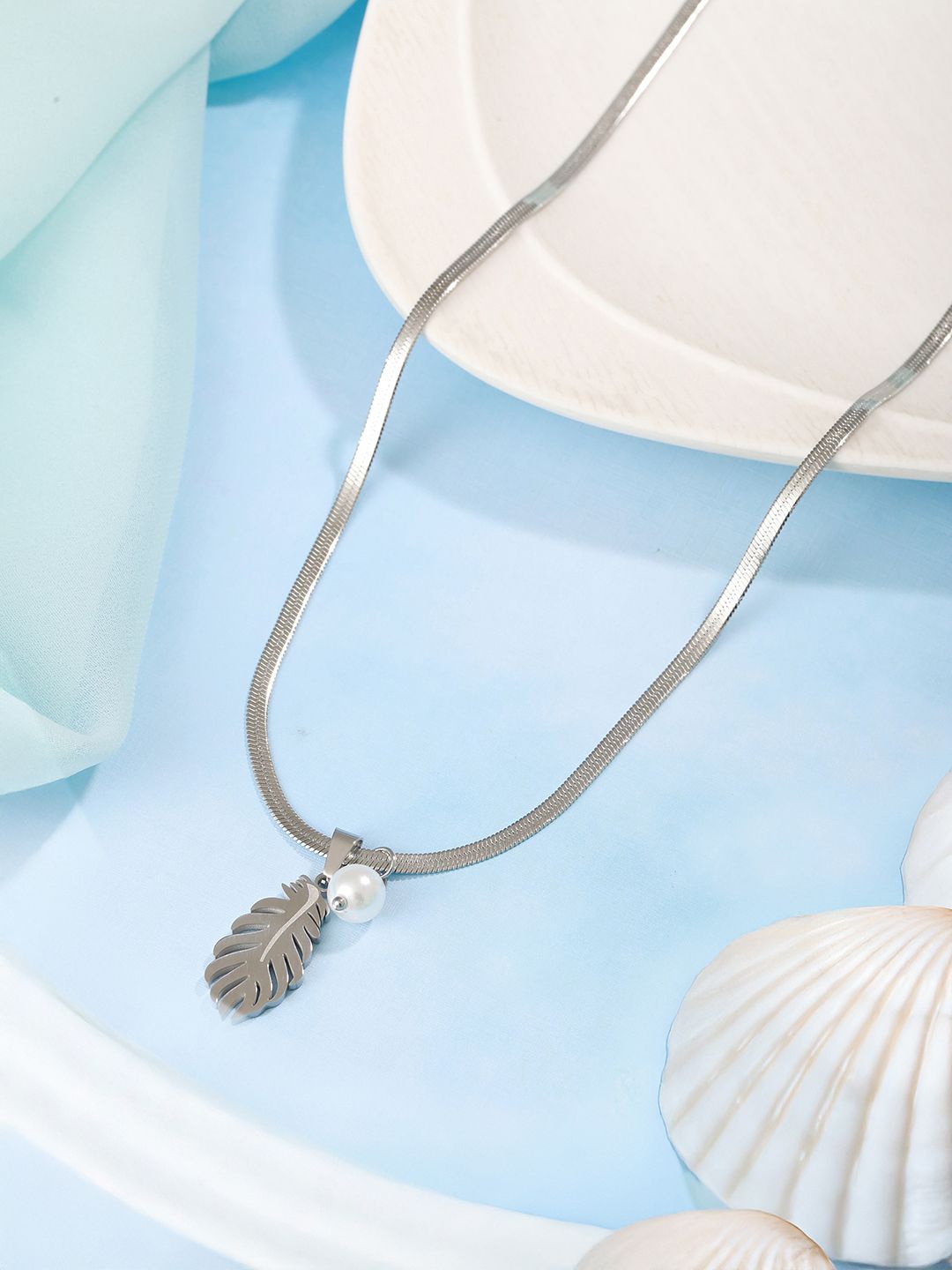 

SARAF TRENDZ Silver-Plated Handcrafted Chain