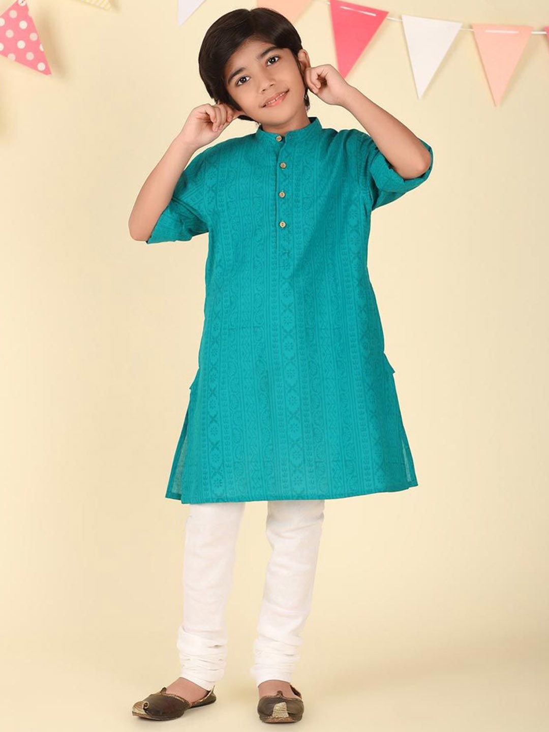 

Fabindia Boys Ethnic Motifs Printed Flared Sleeves Thread Work Kurta, Blue