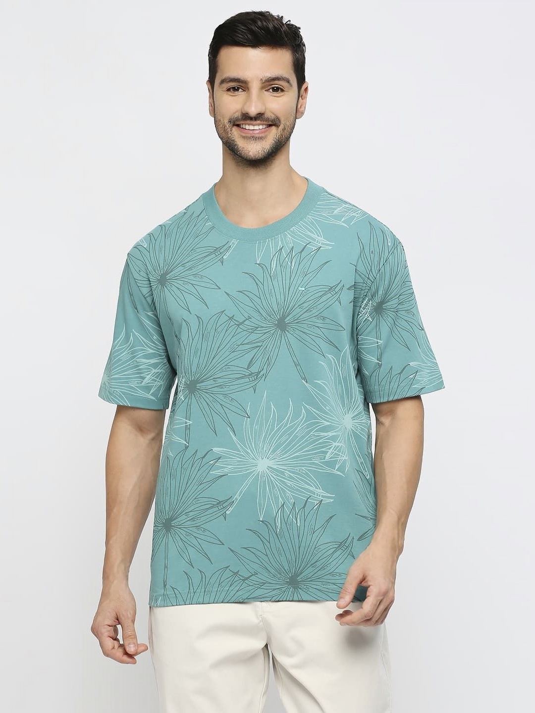 

Basics Men Printed Tropical Pockets T-shirt, Teal