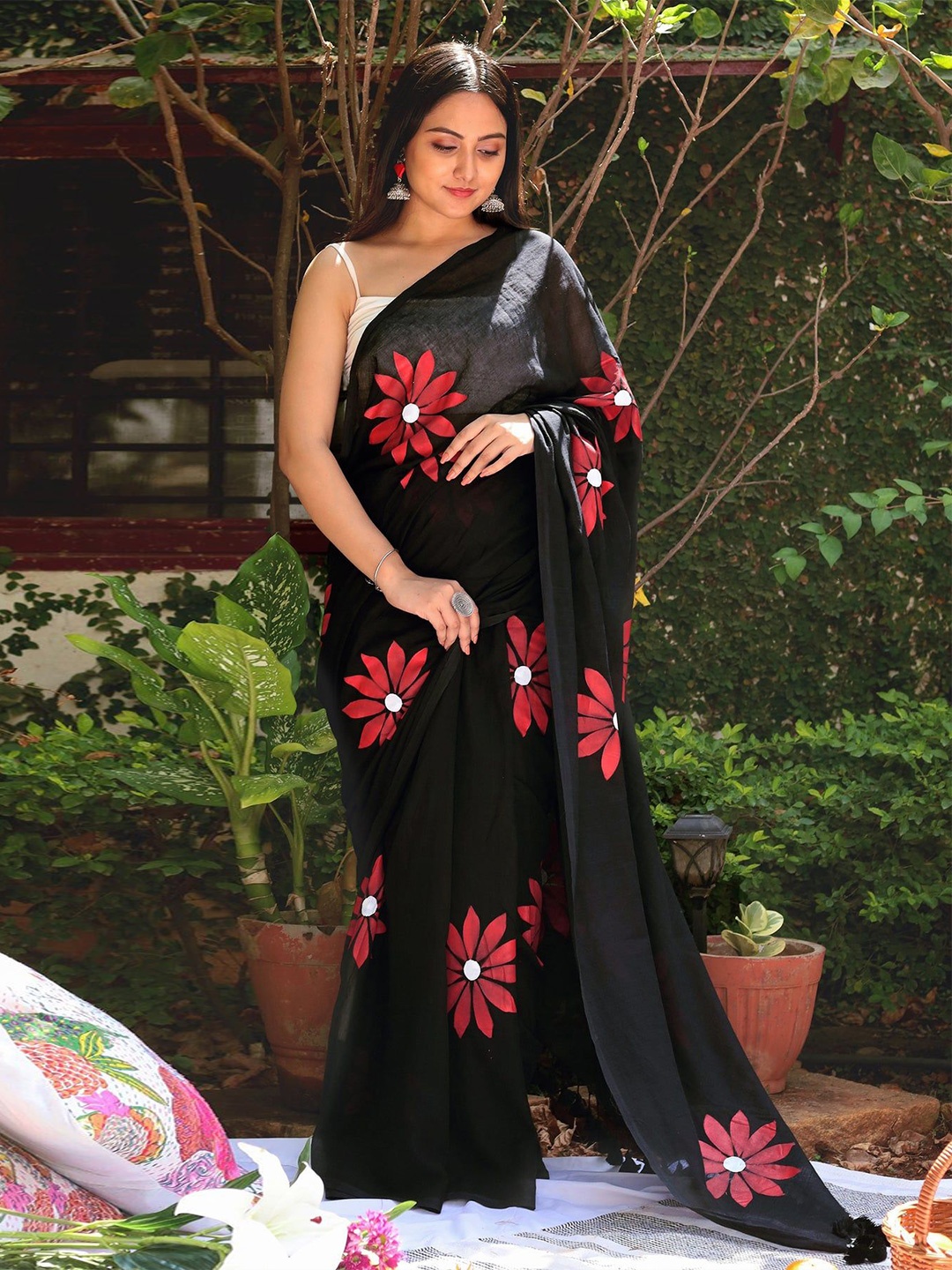 

SWADESI STUFF Floral Pure Georgette Saree, Black