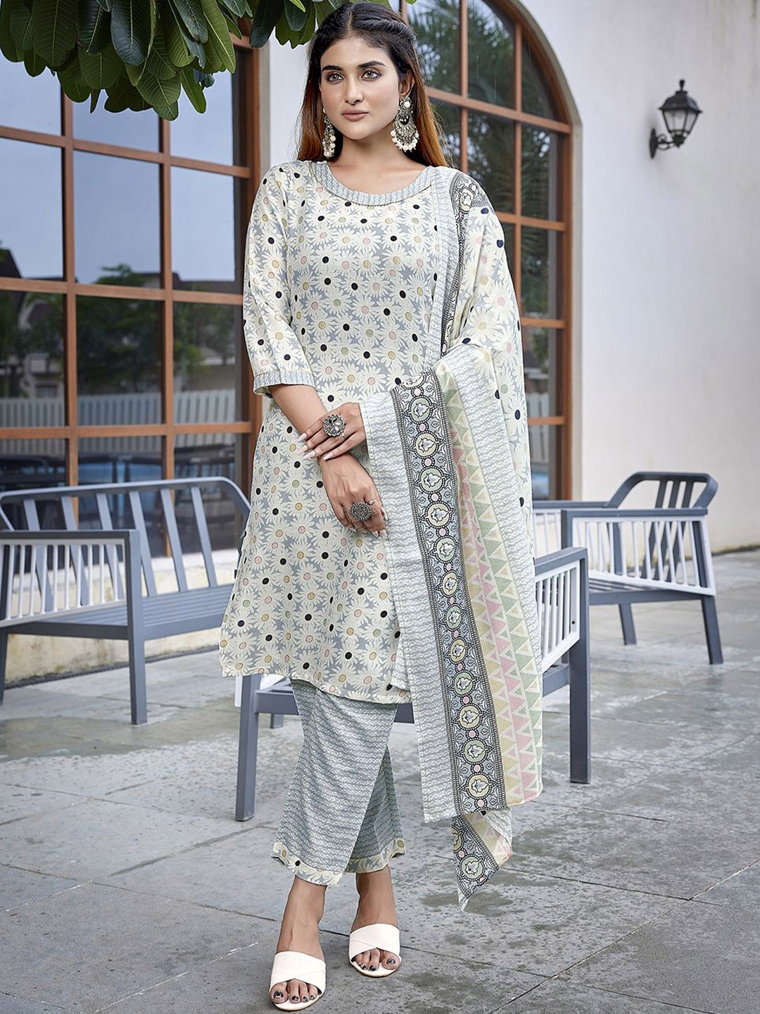 

DIVASTRI Women Floral Printed Regular Kurta with Trousers & With Dupatta, Grey