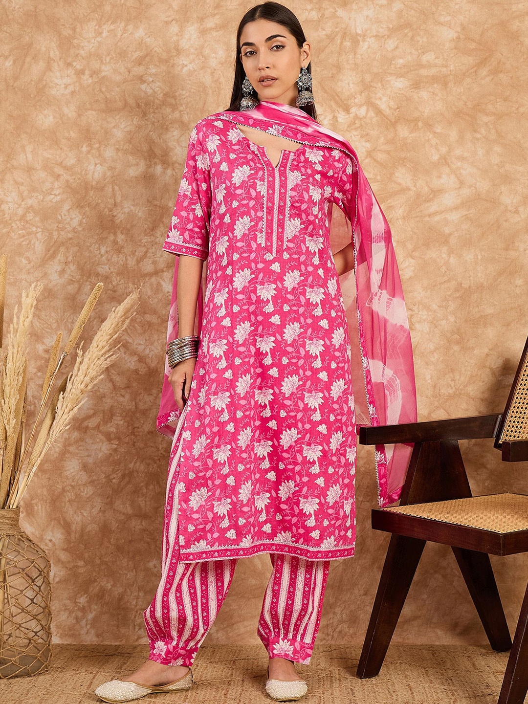 

DIVASTRI Women Floral Printed Regular Pure Cotton Kurta with Trousers & With Dupatta, Pink