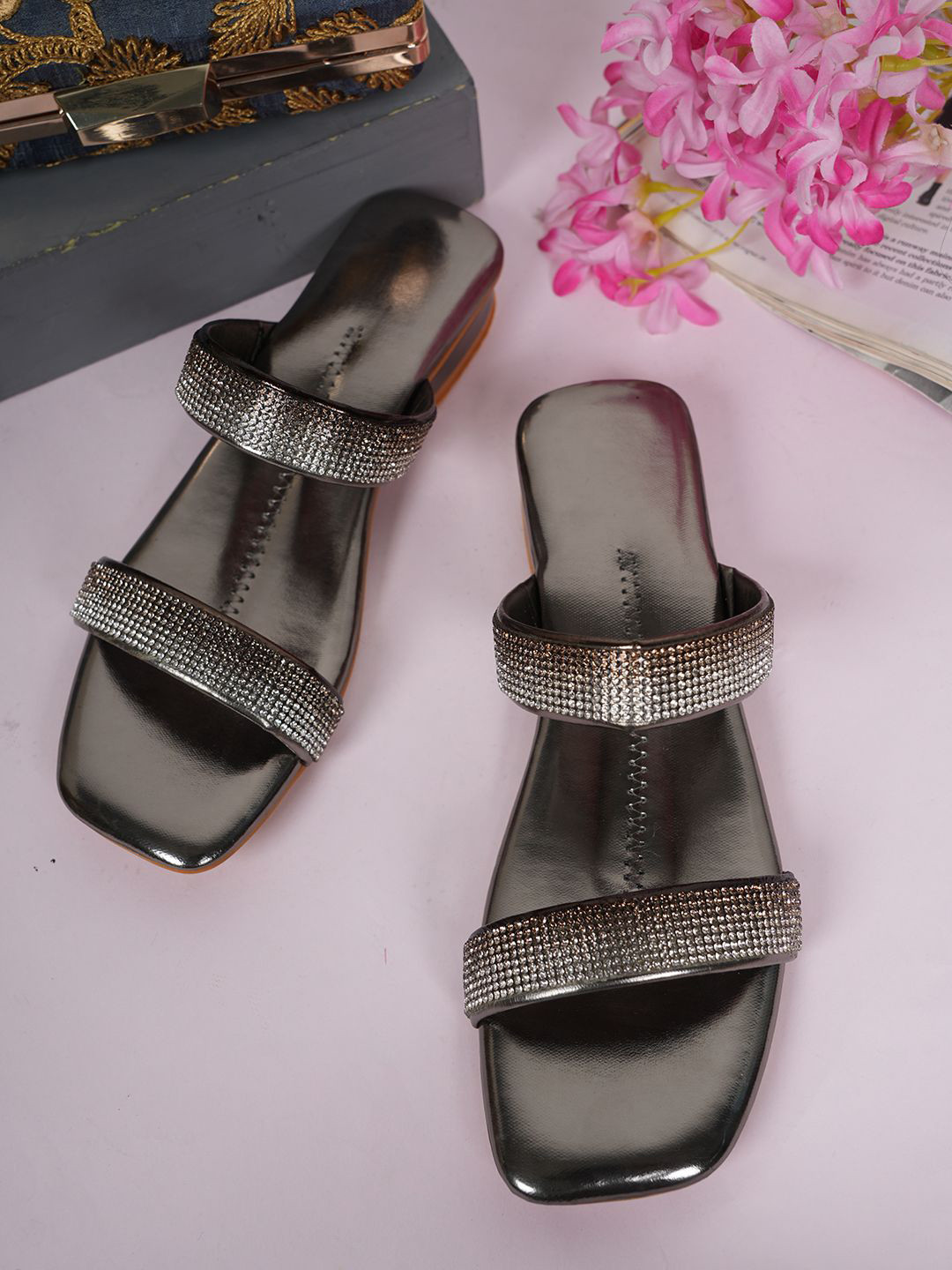 

SAPATOS Women Striped Open Toe Flats, Grey