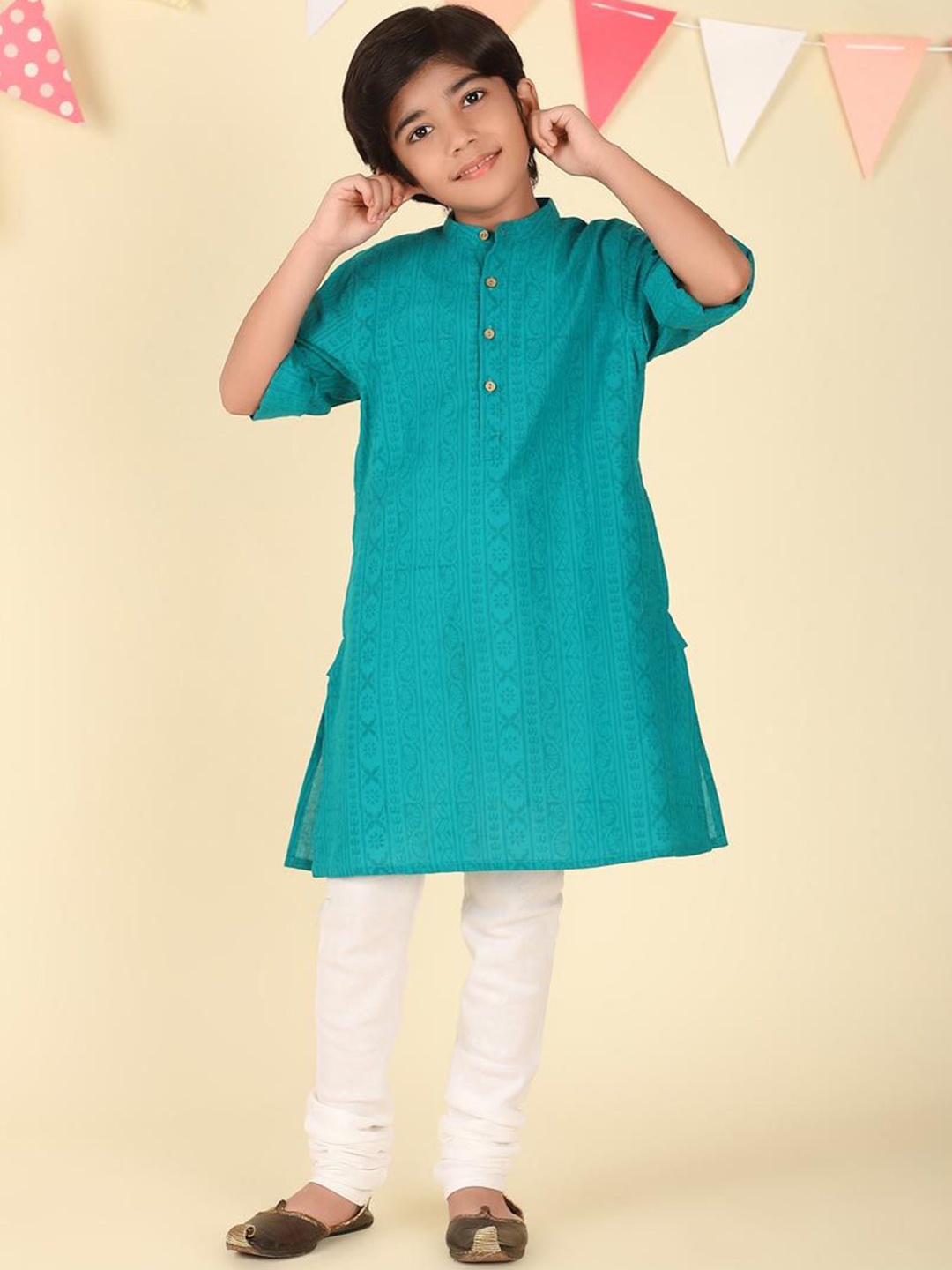 

Fabindia Boys Ethnic Motifs Printed Flared Sleeves Thread Work Kurta, Blue