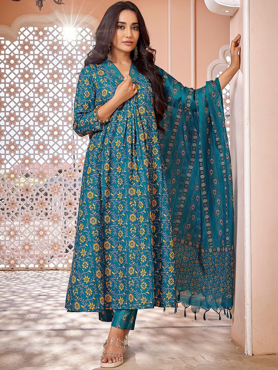 

DIVASTRI Women Floral Printed Regular Kurta with Trousers & With Dupatta, Blue