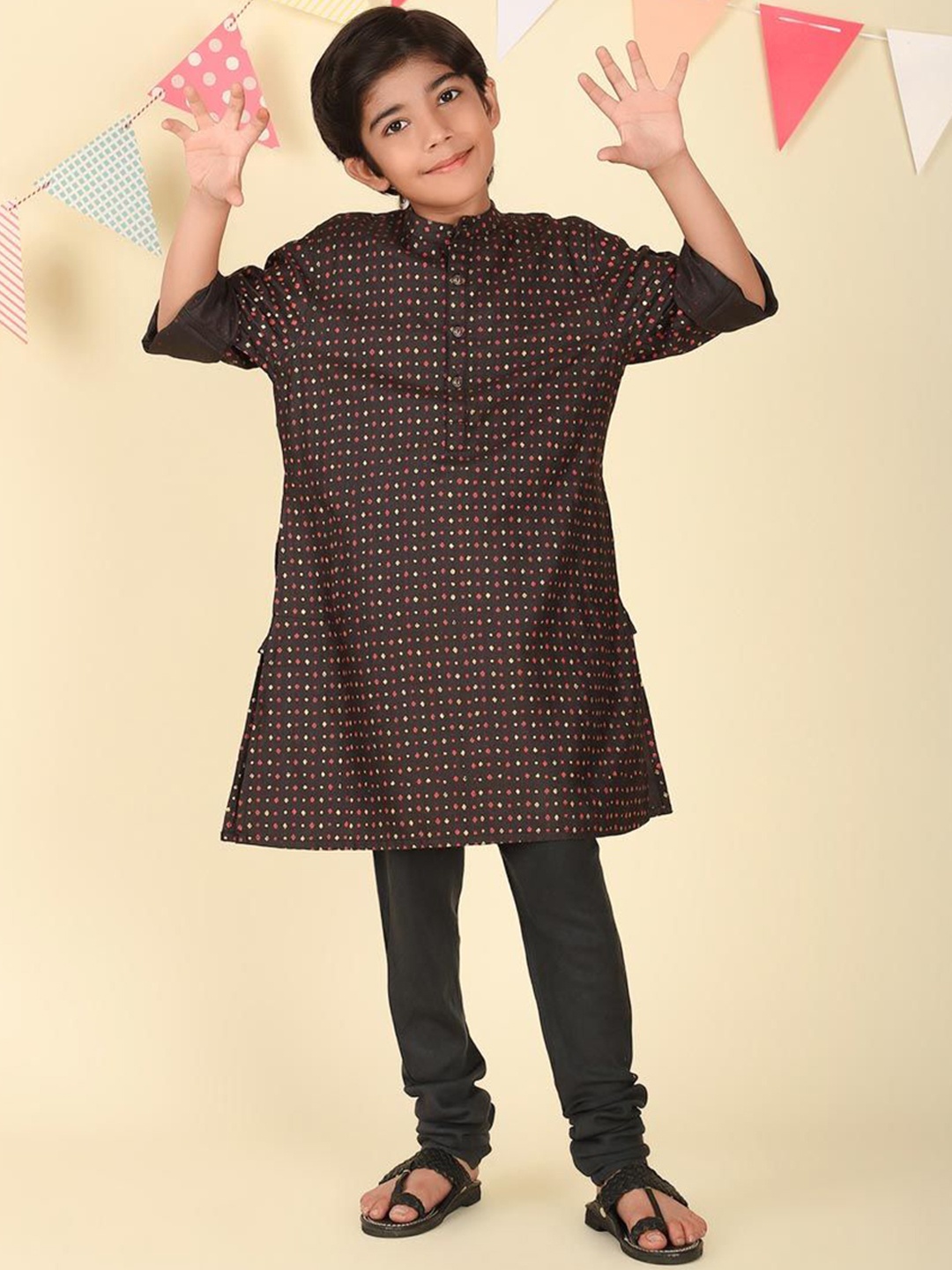 

Fabindia Boys Ethnic Motifs Printed Flared Sleeves Thread Work Kurta, Black