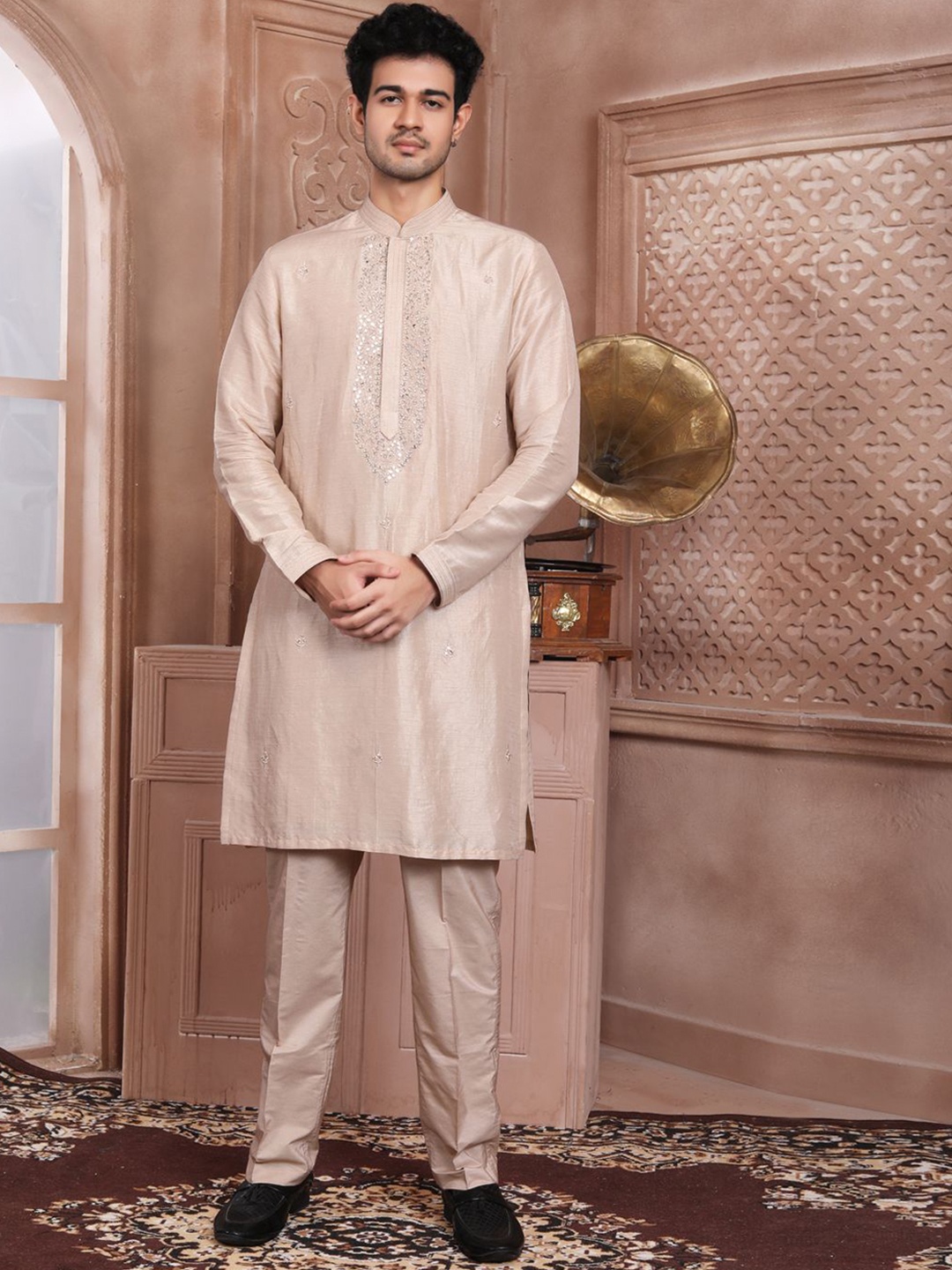 

EVASTRO Men Embroidered Regular Sequinned Kurta with Trousers, Cream