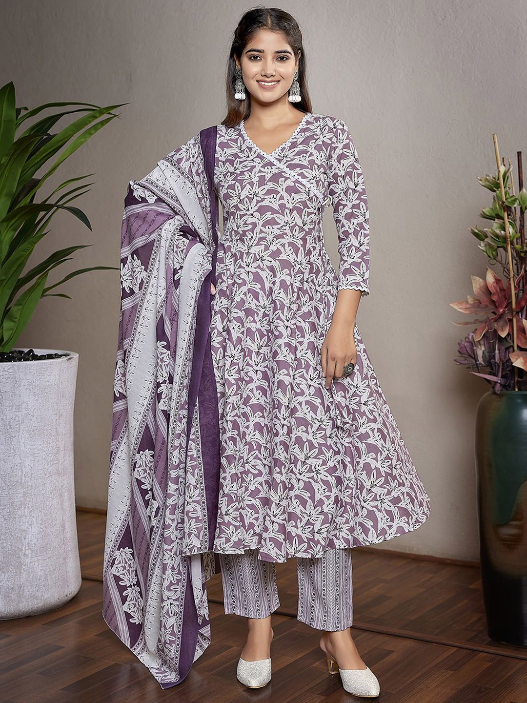 

DIVASTRI Women Floral Printed Regular Kurta with Trousers & With Dupatta, Purple