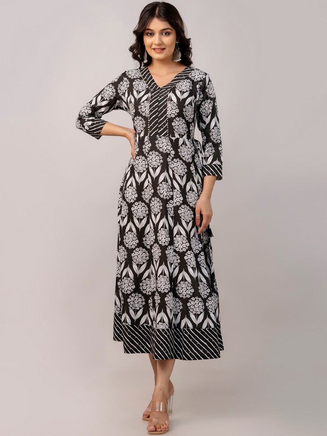 

Kairab Women Paisley Printed Mirror Work Anarkali Kurta, Black
