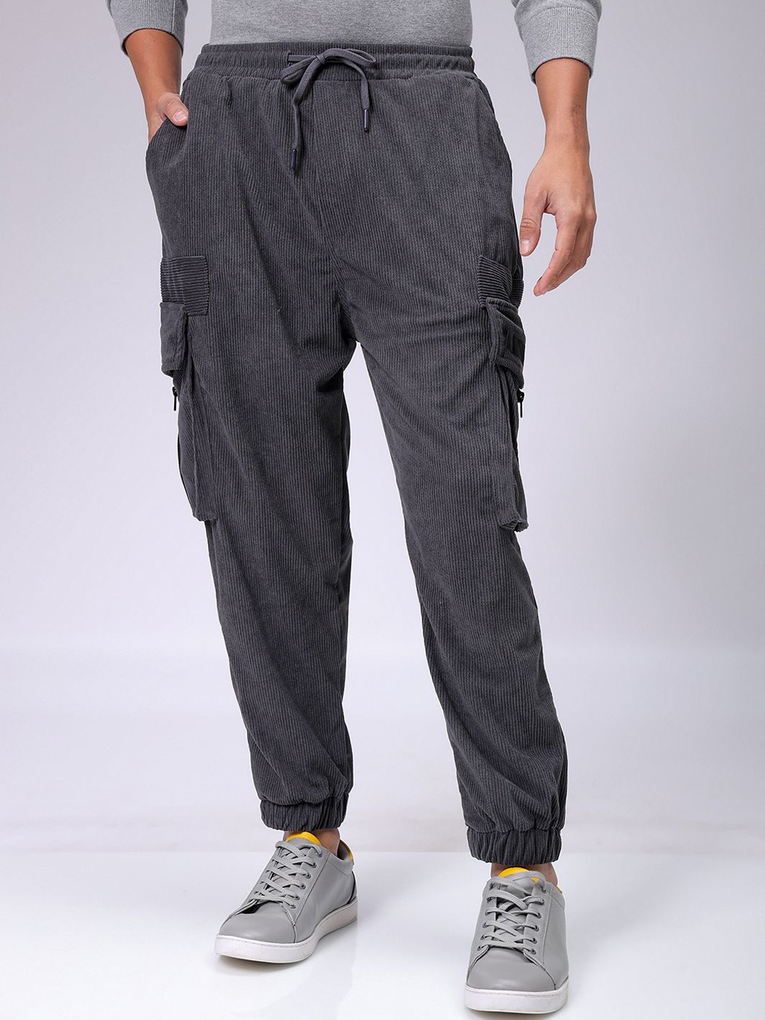 

The Indian Garage Co Men Textured Loose Fit Joggers Trousers, Grey
