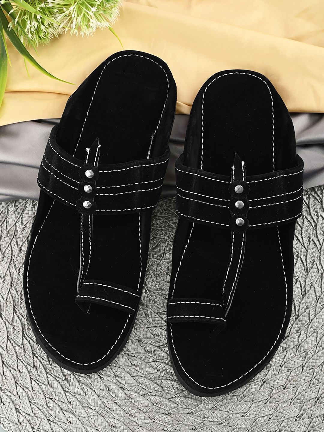 

Apratim Men One Toe Flats, Black