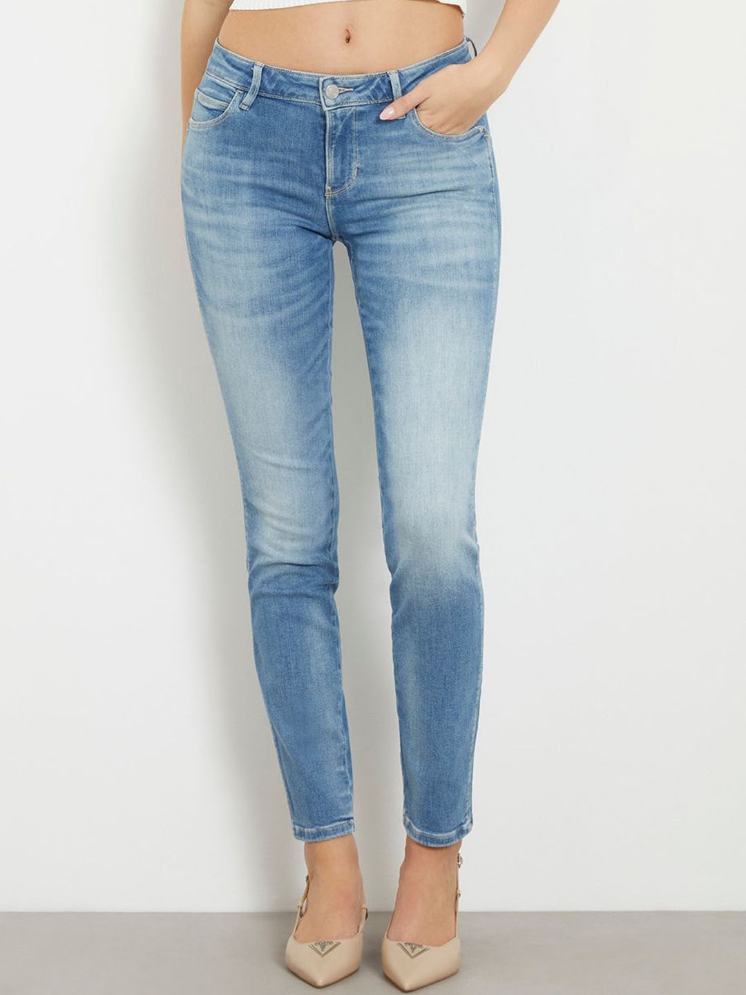 

GUESS Women Skinny Fit Low Distress Heavy Fade Jeans, Blue