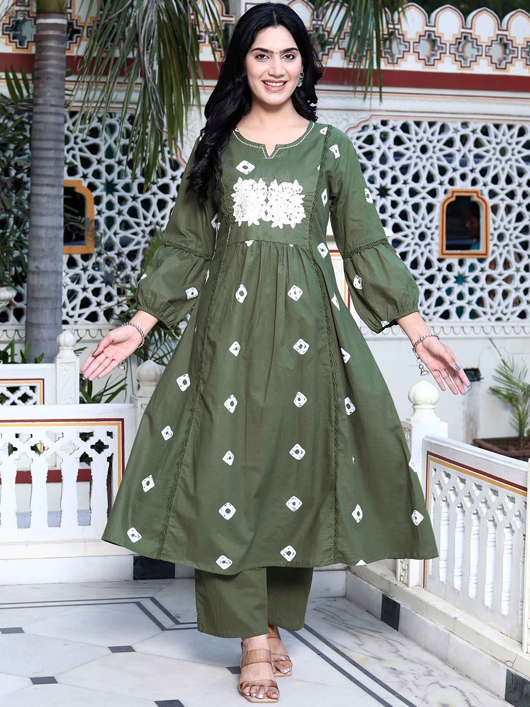 

MIRAVAN Women Floral Embroidered Regular Sequinned Pure Cotton Kurta with Palazzos, Green