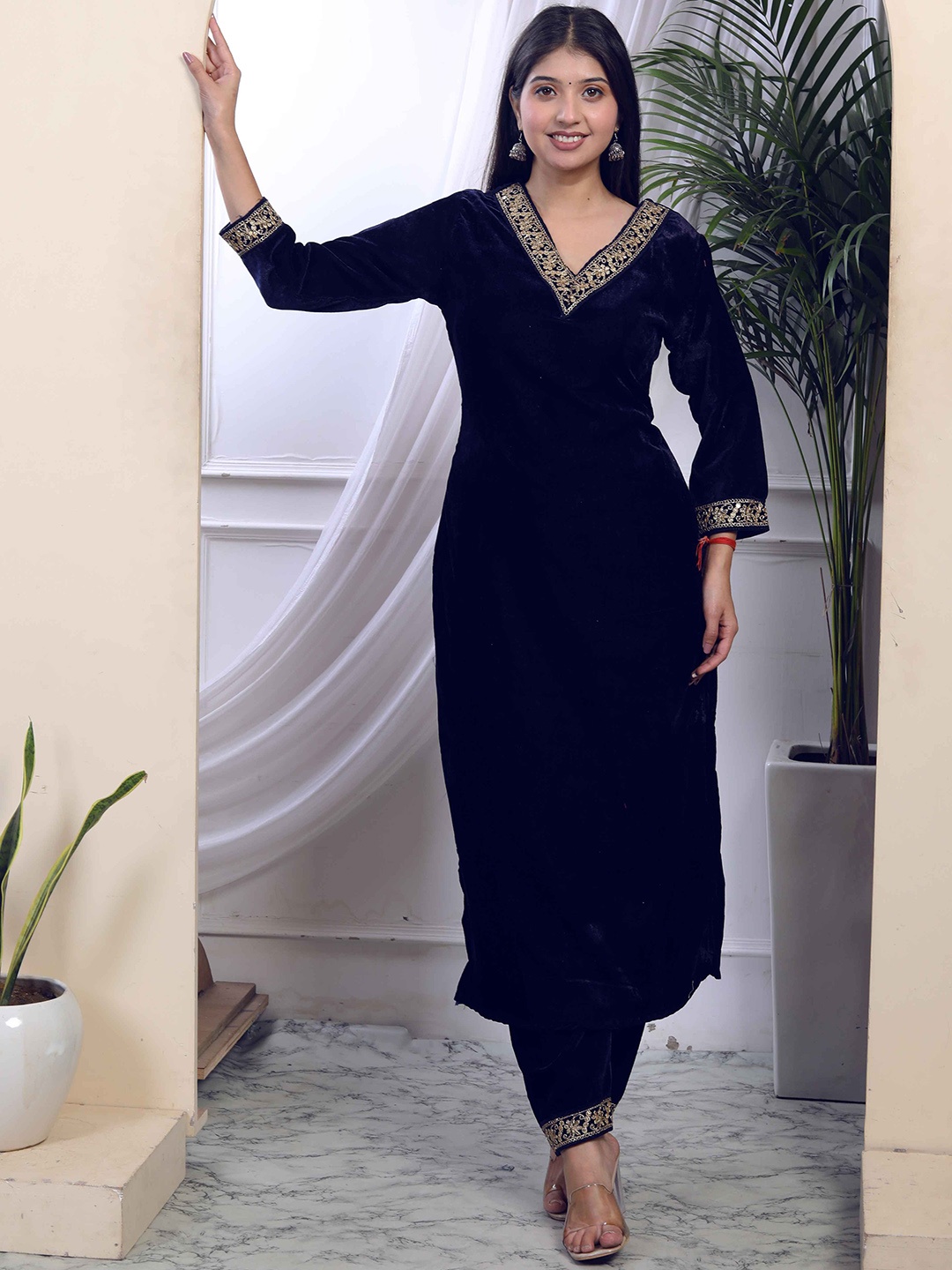 

MIRAVAN Women Yoke Design Regular Sequinned Velvet Kurta with Trousers, Blue