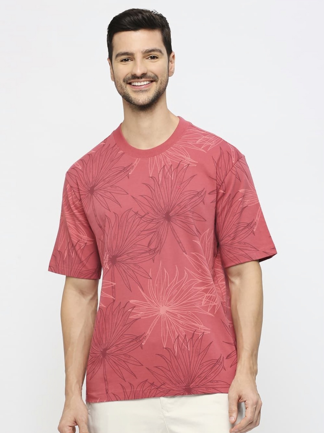 

Basics Men Printed Tropical Pockets T-shirt, Pink