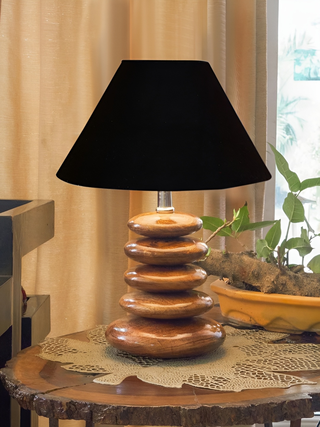 

Devansh Black Wood Traditional Frusturical Shaped Table Lamp
