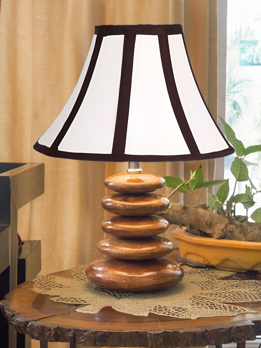 

Devansh White Colourblocked Wood Frusturical Shaped Table Lamp
