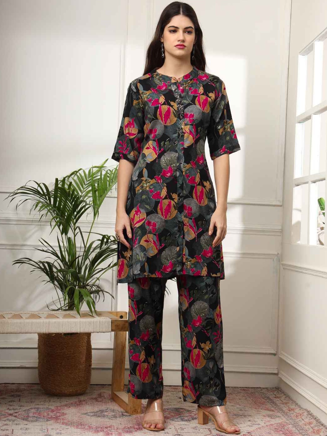 

SUNDARNAARI Printed Mandarin Collar Three-Quarter Sleeves Top With Trouser, Black