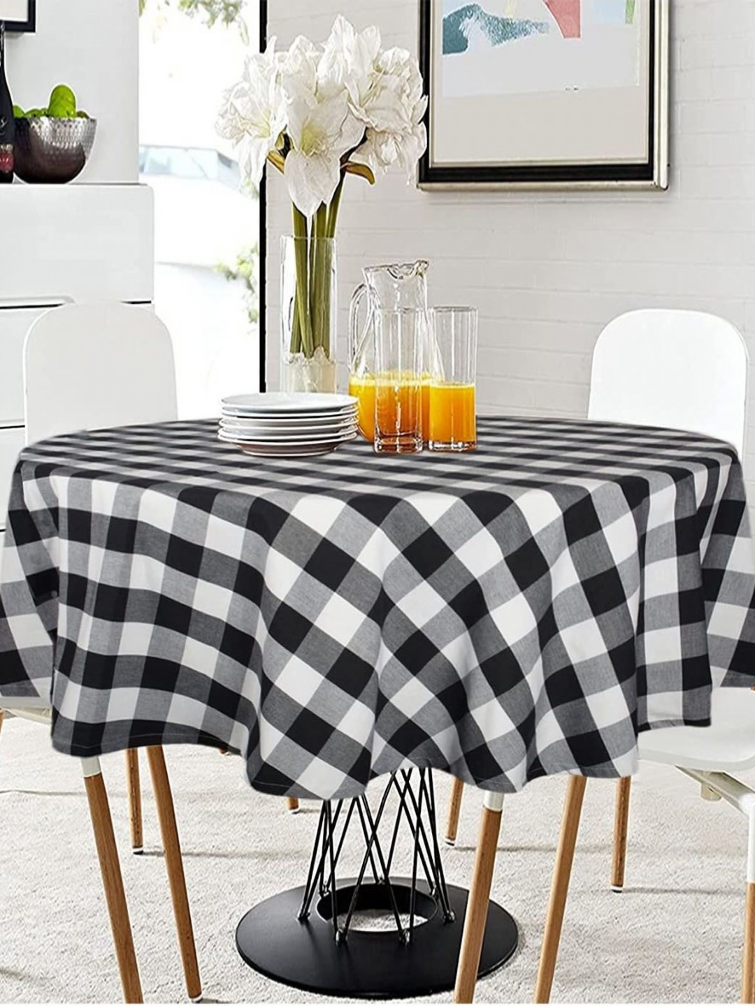 

Lushomes Black & White Geometric Printed Round 4-Seater Table Cover