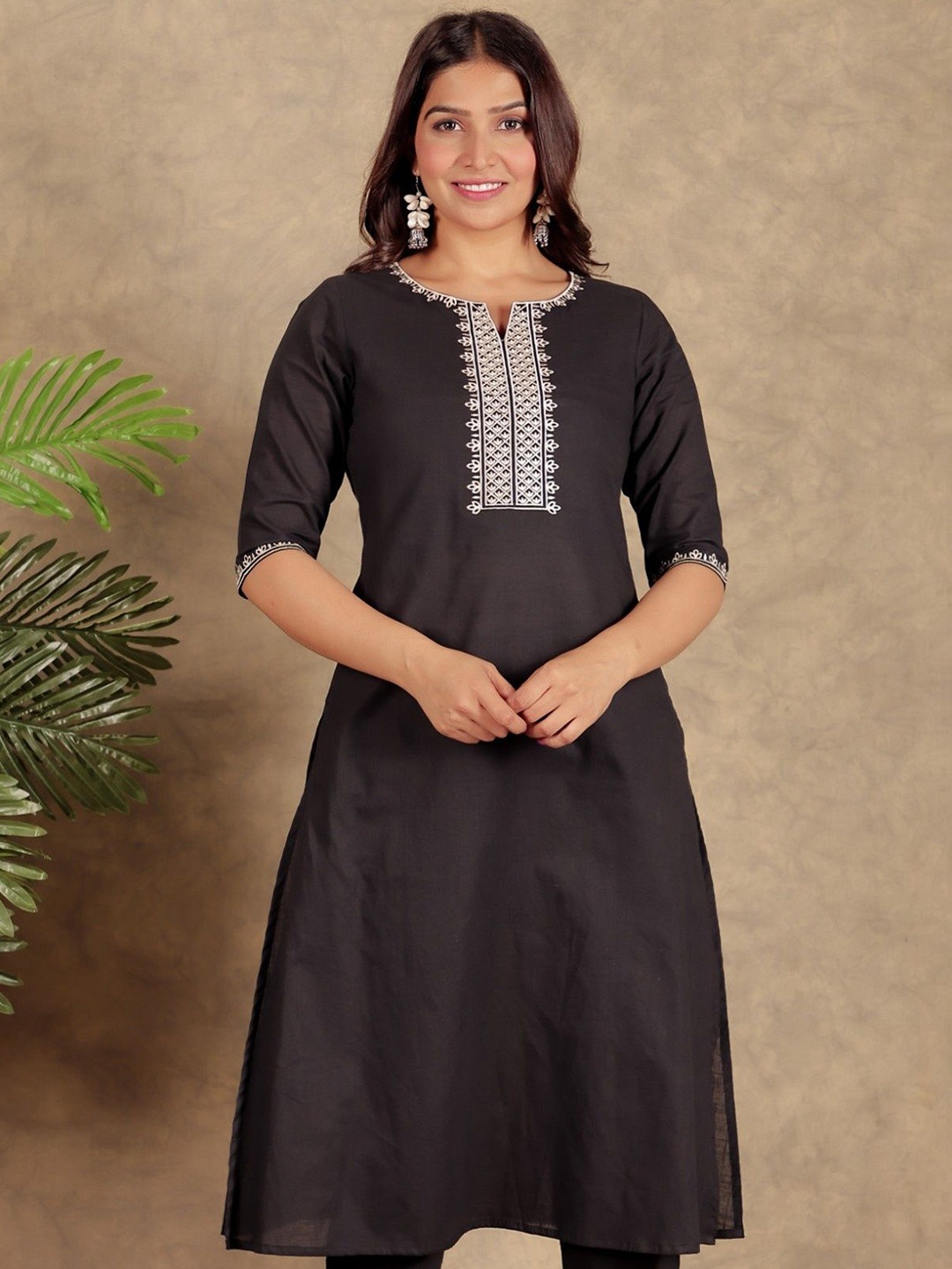 

Aramya Women Thread Work Kurta, Black