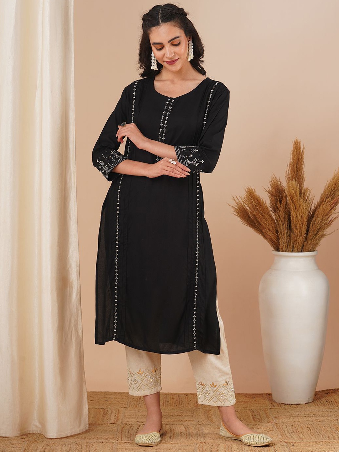 

FASHOR Women Floral Embroidered Thread Work Kurta, Black