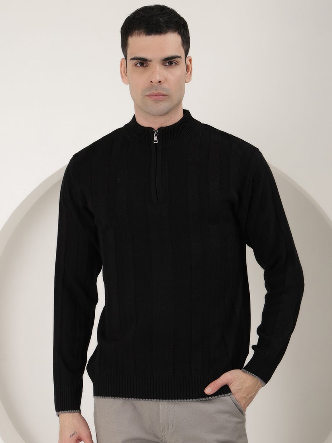 

COBB Men Solid Round Neck Pullover, Black