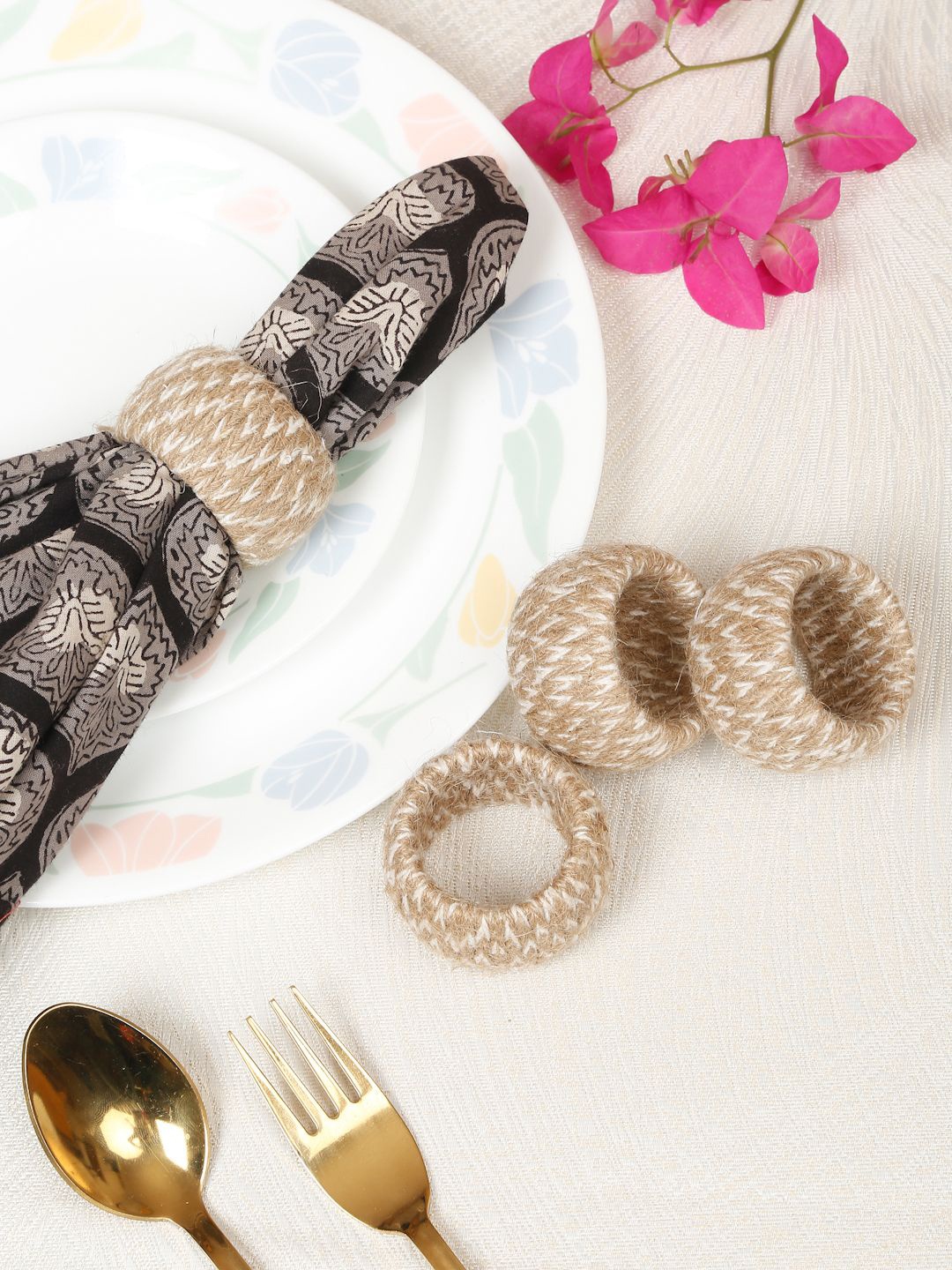 

MODEFE Brown & White 4 Pieces Rattan Napkin Rings