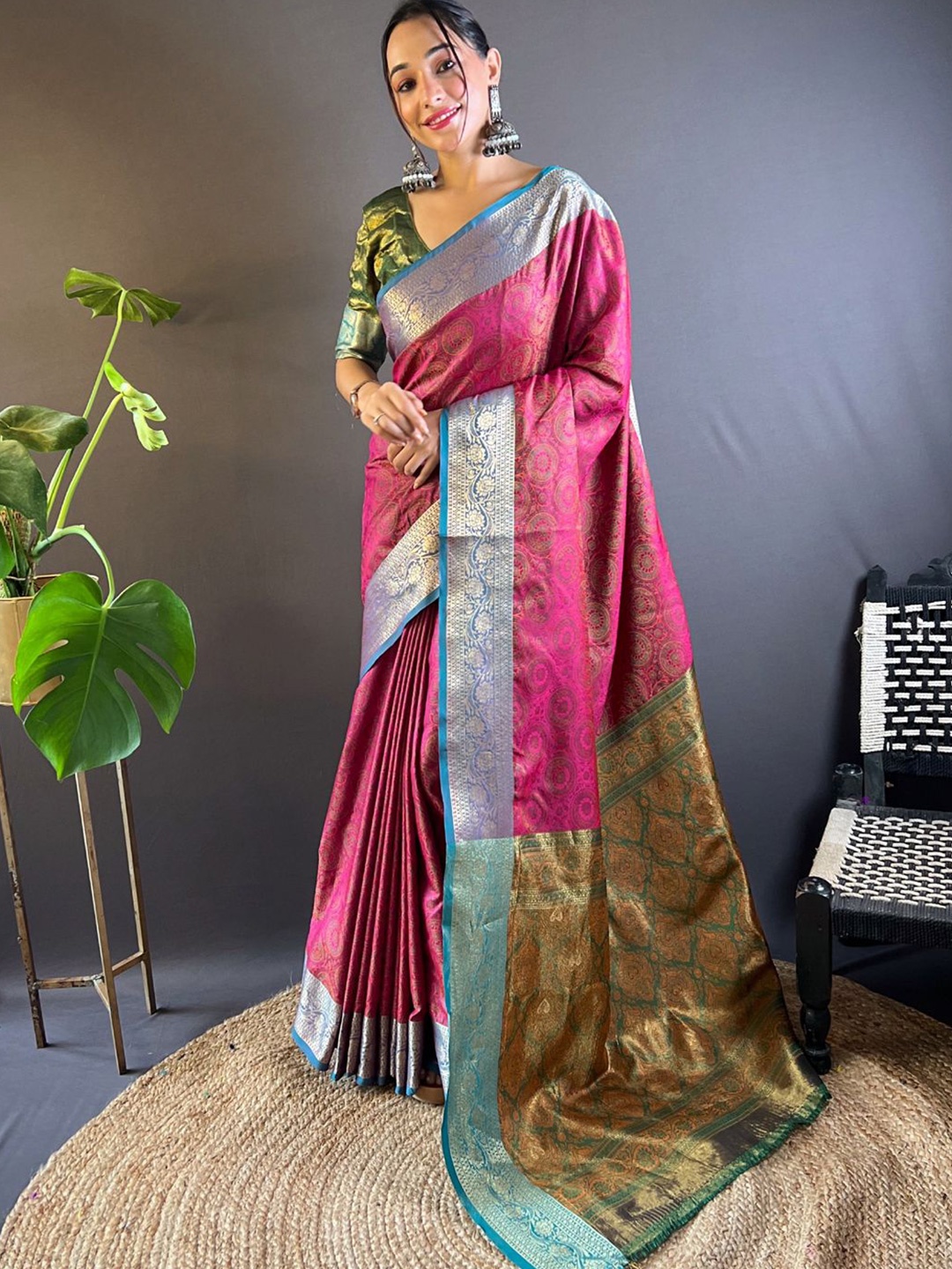 

Mitera Woven Design Zari Saree, Pink