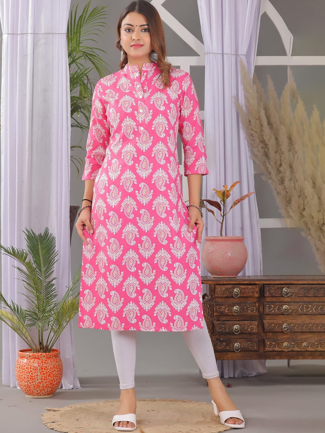 

Kairab Women Geometric Printed Mirror Work Kurta, Pink