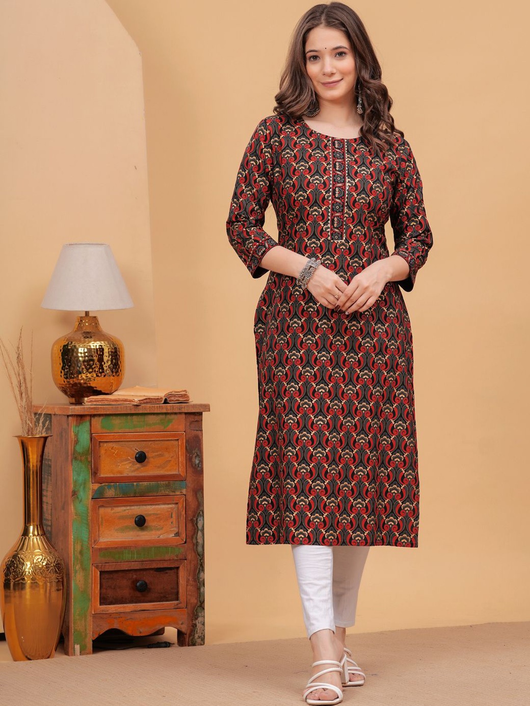 

DK FAB Women Floral Printed Gotta Patti Floral Kurta, Maroon