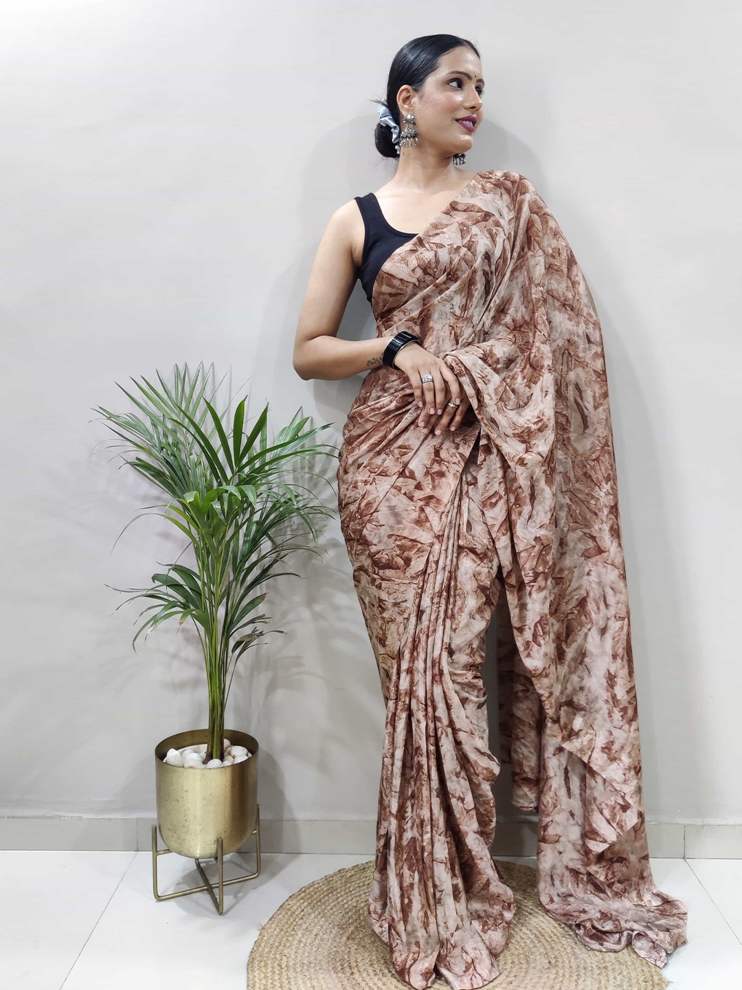 

KALINI Floral Printed Pure Georgette Ready to Wear Jamdani Saree, Brown